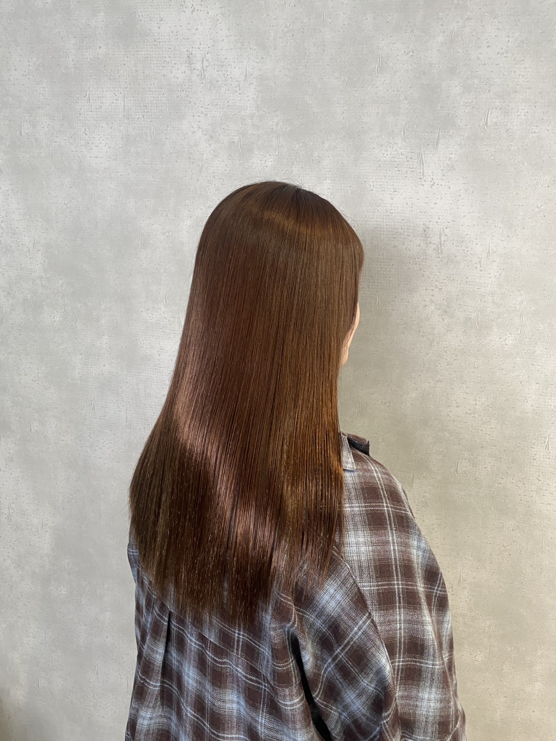 艶のあるロングヘアの後ろ姿